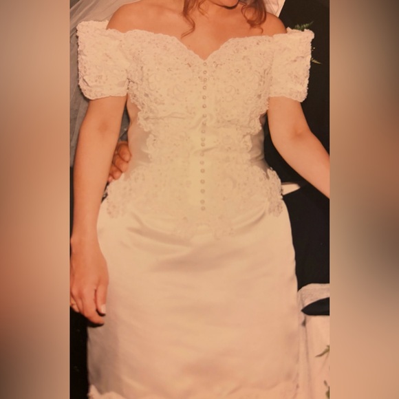 David bridal wedding dress. Worn once 
Detachable dress 
5’2” 125lb - Picture 11 of 11